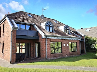 Hinteransicht mit Terrasse