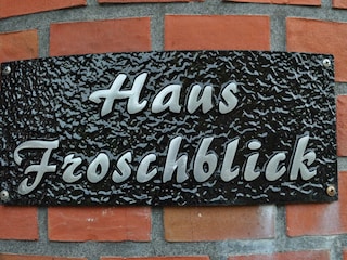 Schild am Haus