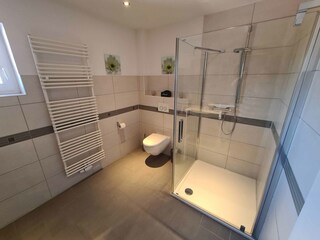 Bad mit Dusche (110 x 110 cm)