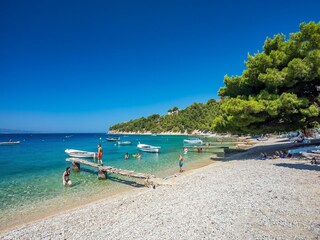 Kiesstrand mit viel Schatten