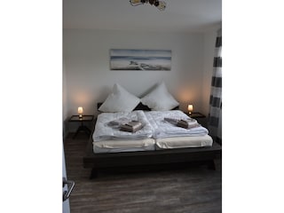 Schlafzimmer 1 mit Balkon