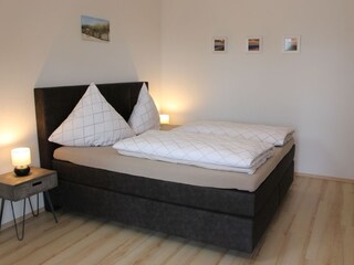 Schlafzimmer 1 mit Boxspringbett