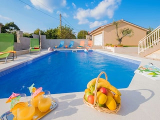 Der Pool ist 32 qm groß