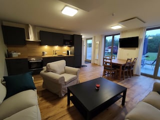 gemütliches Wohnzimmer mit Smart-TV, WLAN,...