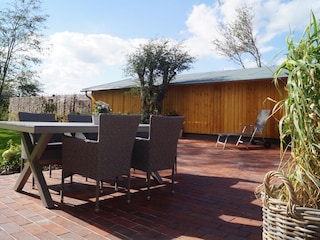 Eigene Terrasse mit angrenzendem Garten