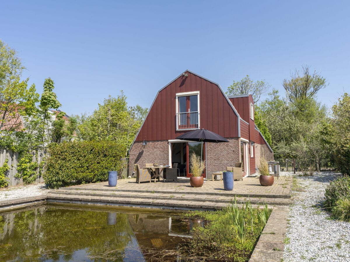 Ferienhaus mit großem Teich