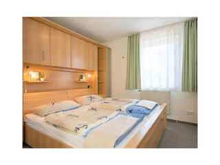 Komfortables Bett im Schlafzimmer