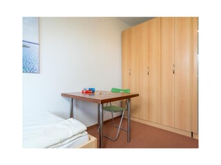 Tisch im Schlafzimmer
