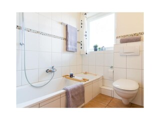 Helles, geräumiges Badezimmer