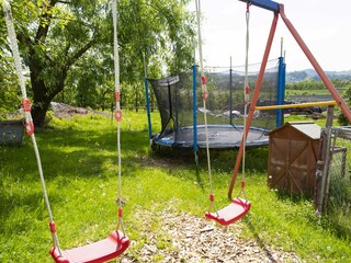 Kinderspielplatz mit Trampolin