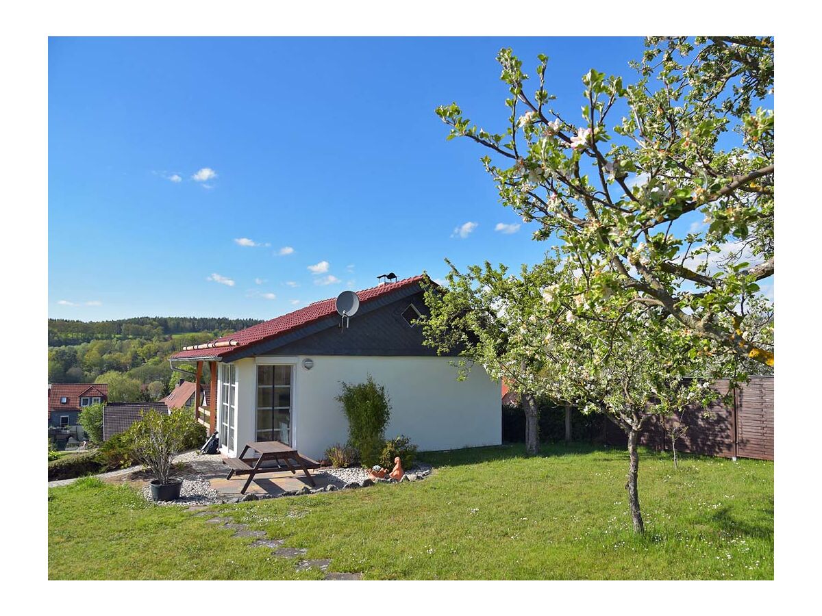 Terrasse und Liegewiese am Ferienhaus