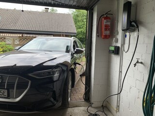 E-Auto an der Tankstelle in der Garage