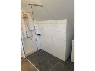 Walk-in-Dusche im Dachgeschoss