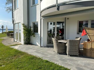 Terrasse mit Strandkorb und Blick auf die Förde