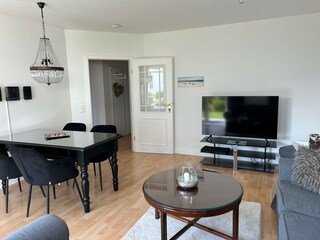 Wohnzimmer mit großem Fernseher