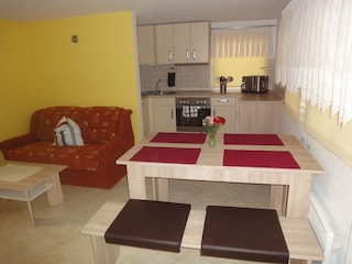 Wohn- und Esszimmer mit Küche