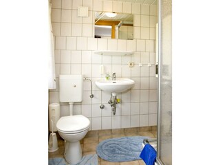Bad mit Dusche und WC