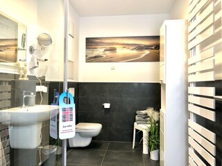 Bad 1 mit bodentiefer Regendusche
