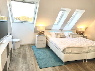 Schlafzimmer 2 mit eigenem Badezimmer und viel Platz