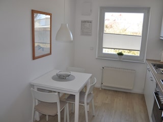 Küche mit gemütlichem Frühstückstisch