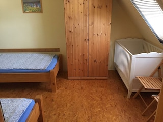 Schlafzimmer 2 mit Kinderbett