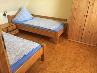 Schlafzimmer 2 mit Kinderbett