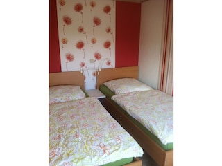 Schlafzimmer mit 2 Einzelbetten a 90x200