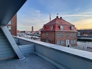 20qm Terasse mit Blick auf "Baumhaus" und Stadt