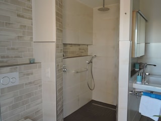 ebenerdige große Dusche