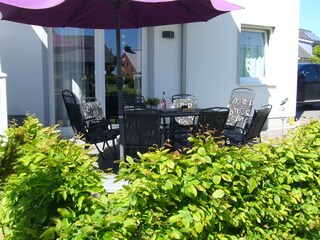 Terrasse mit Gartenmöbeln