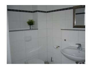Modernes Duschbad mit ebenerdiger Dusche