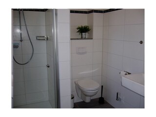 Modernes Duschbad mit ebenerdiger Dusche