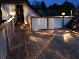 Lauschiger Abend auf dem Dachbalkon