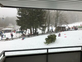 Blick vom Balkon, auf Ski-&Rodelpiste.