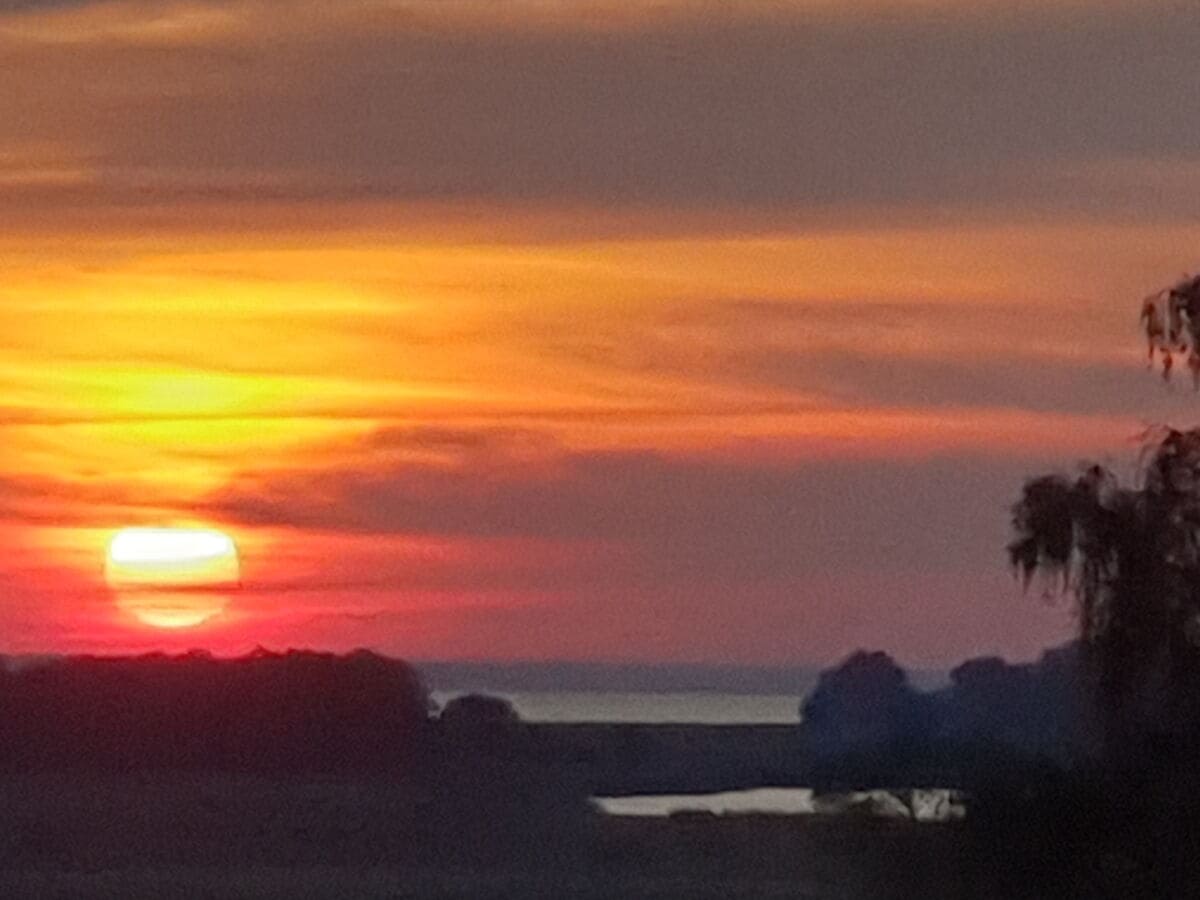 Blick auf den Sonnenaufgang über dem Stettiner Haff