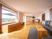 Wohn-/Küchenbereich mit Panoramafenster