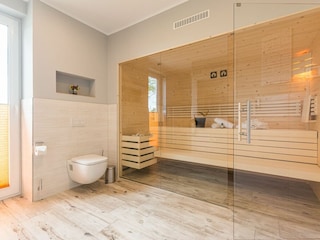 großes Badezimmer mit Sauna