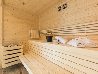 großes Badezimmer mit Sauna