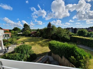 Blick in den Garten vom Balkon
