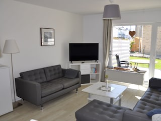 gemütliches Wohnzimmer mit Smart- SAT TV