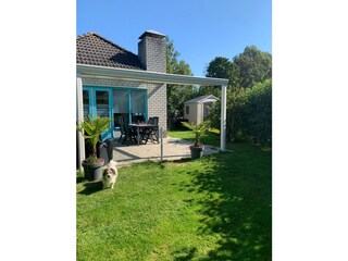 Terrasse mit Gartenhaus