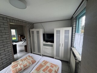 Schlafzimmer mit Boxspringbett und TV