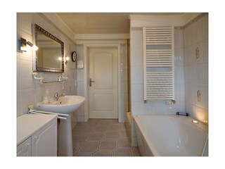 Badezimmer mit Dusche und Badewanne