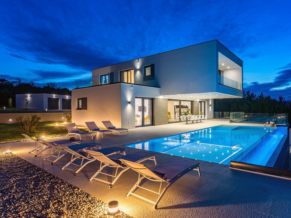 Luxury Villa Sunrise dream with heated pool, jacuzzi