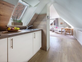 Pantryküche mit Blick auf den Wohnbereich