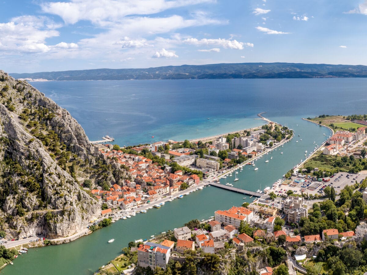 Stadt Omiš mit vielen Aktivitäten und Bootsfahrten