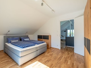Freundliches (Haupt-)Schlafzimmer