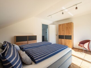 Schlafzimmer mit großem Kleiderschrank