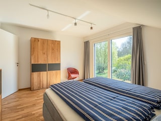 Bedroom with box-spring bed