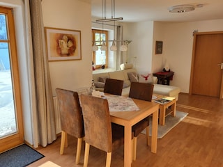 Esstisch und Sofa
